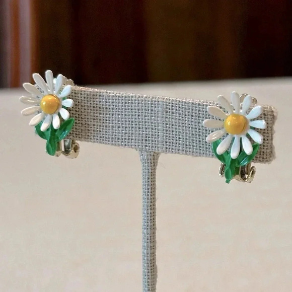 Vintage Bouquet Daisies Enamel Floral Clip On Earrings 1960's 1970's Retro Daisy - Picture 1 of 10